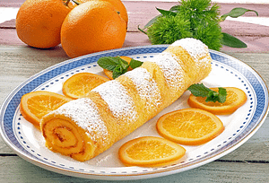 Postre de brazo de gitano preparado con mermelada de naranja Caprichos del Guadalquivir.